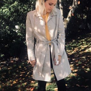 Simple and chic beige trench coat!